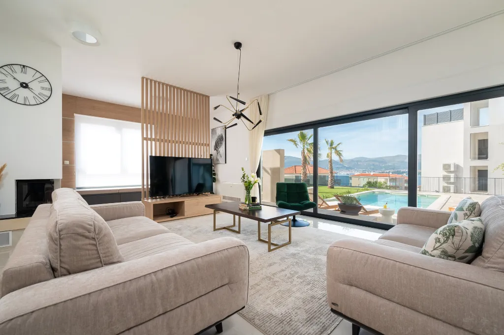 Modern 4-Bedroom Villa with Pool in Okrug Gornji