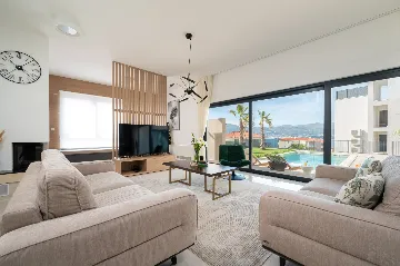 Modern 4-Bedroom Villa with Pool in Okrug Gornji