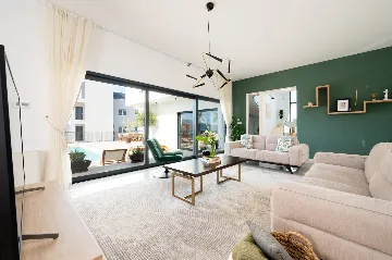 Modern 4-Bedroom Villa with Pool in Okrug Gornji