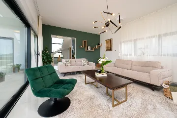 Modern 4-Bedroom Villa with Pool in Okrug Gornji