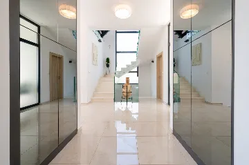 Modern 4-Bedroom Villa with Pool in Okrug Gornji