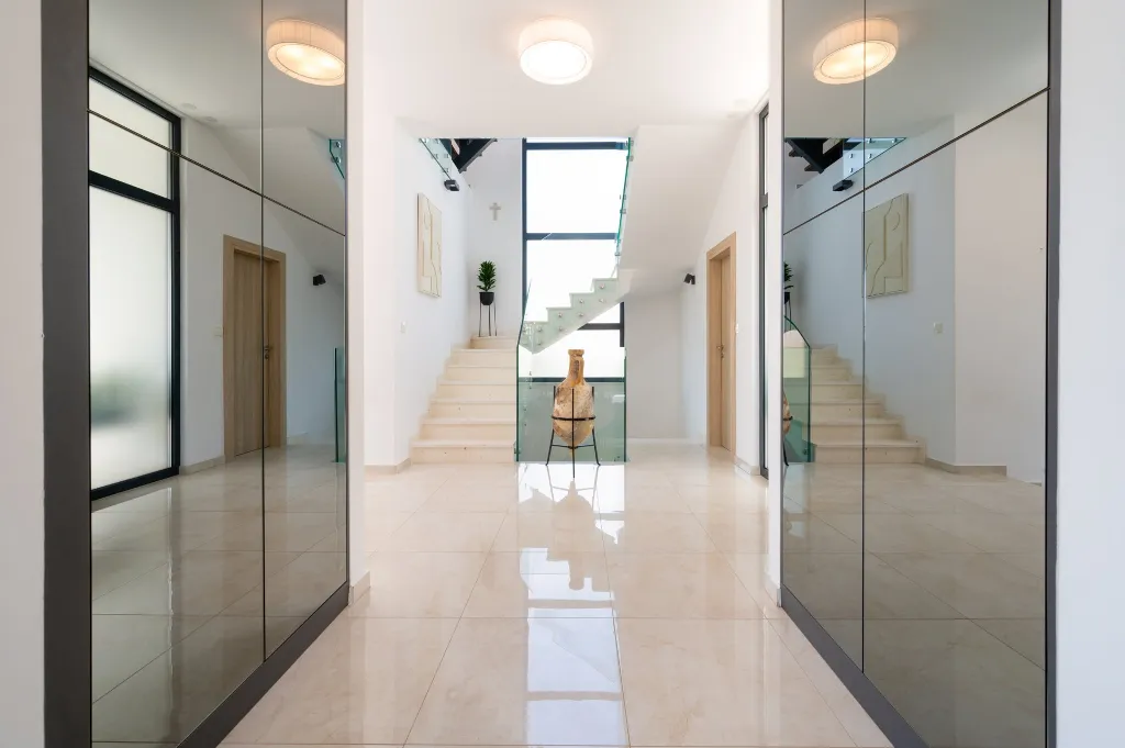 Modern 4-Bedroom Villa with Pool in Okrug Gornji