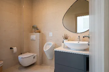 Modern 4-Bedroom Villa with Pool in Okrug Gornji