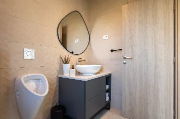 Modern 4-Bedroom Villa with Pool in Okrug Gornji