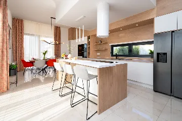 Modern 4-Bedroom Villa with Pool in Okrug Gornji