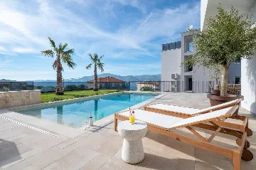 Modern 4-Bedroom Villa with Pool in Okrug Gornji