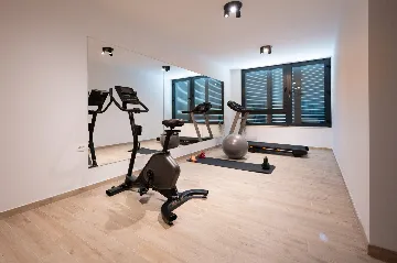 Modern 4-Bedroom Villa with Pool in Okrug Gornji