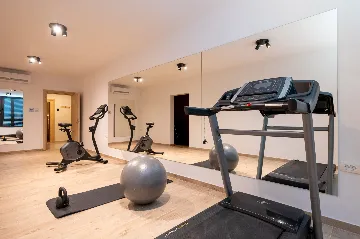 Modern 4-Bedroom Villa with Pool in Okrug Gornji