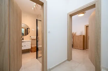 Modern 4-Bedroom Villa with Pool in Okrug Gornji