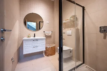 Modern 4-Bedroom Villa with Pool in Okrug Gornji