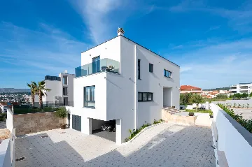 Modern 4-Bedroom Villa with Pool in Okrug Gornji