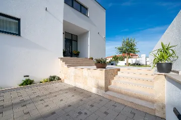 Modern 4-Bedroom Villa with Pool in Okrug Gornji