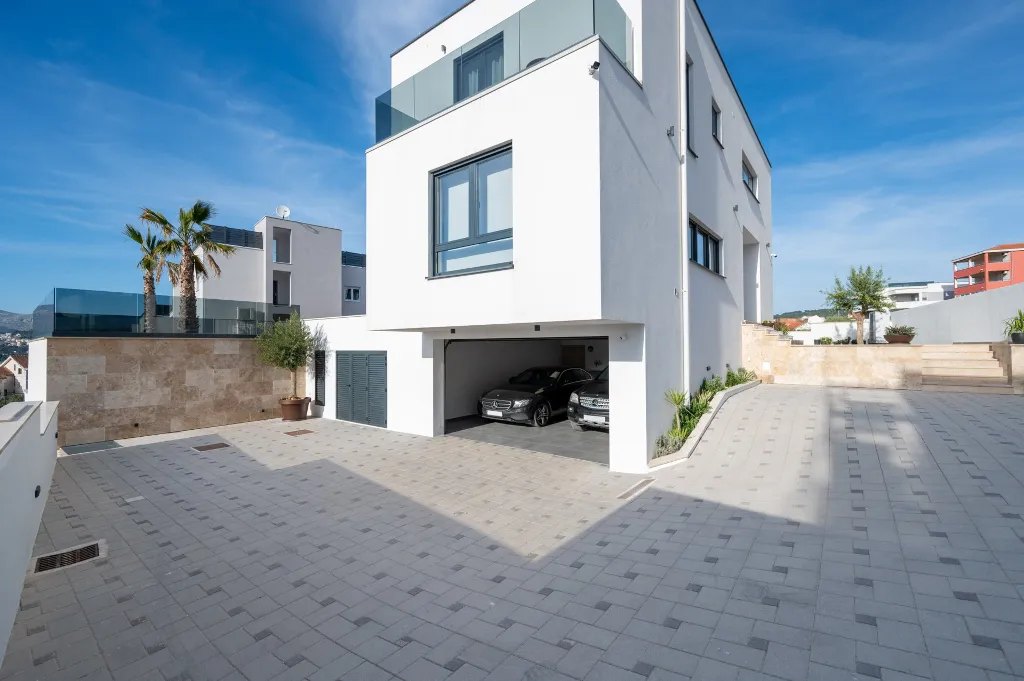 Modern 4-Bedroom Villa with Pool in Okrug Gornji