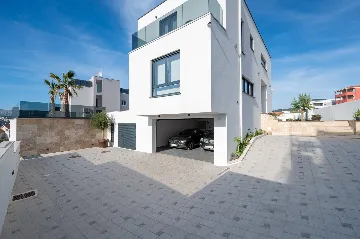 Modern 4-Bedroom Villa with Pool in Okrug Gornji