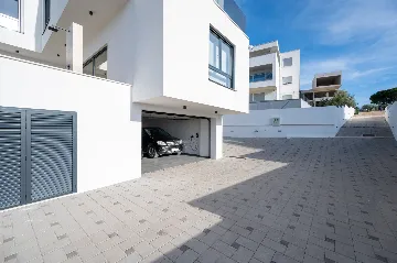 Modern 4-Bedroom Villa with Pool in Okrug Gornji