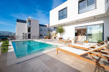 Modern 4-Bedroom Villa with Pool in Okrug Gornji