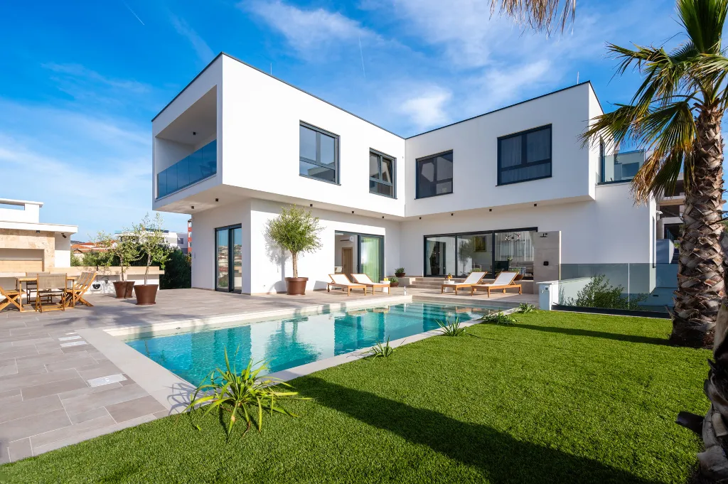 Modern 4-Bedroom Villa with Pool in Okrug Gornji