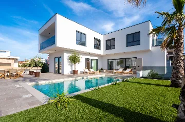 Modern 4-Bedroom Villa with Pool in Okrug Gornji