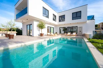Modern 4-Bedroom Villa with Pool in Okrug Gornji