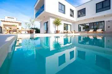 Modern 4-Bedroom Villa with Pool in Okrug Gornji