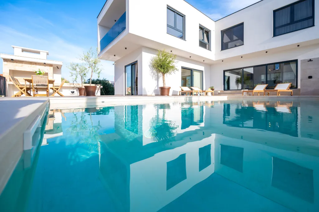Modern 4-Bedroom Villa with Pool in Okrug Gornji