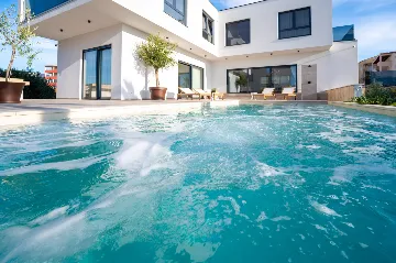 Modern 4-Bedroom Villa with Pool in Okrug Gornji