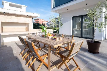 Modern 4-Bedroom Villa with Pool in Okrug Gornji