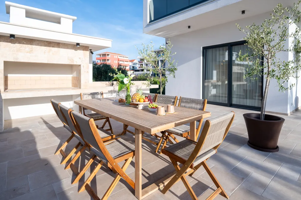 Modern 4-Bedroom Villa with Pool in Okrug Gornji