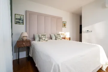 Modern 4-Bedroom Villa with Pool in Okrug Gornji