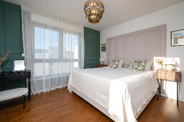 Modern 4-Bedroom Villa with Pool in Okrug Gornji