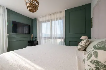 Modern 4-Bedroom Villa with Pool in Okrug Gornji