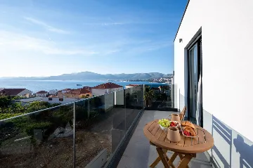 Modern 4-Bedroom Villa with Pool in Okrug Gornji