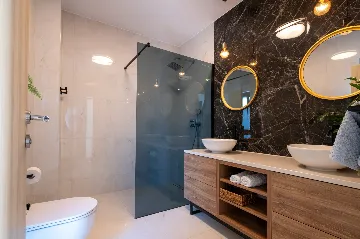 Modern 4-Bedroom Villa with Pool in Okrug Gornji