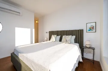 Modern 4-Bedroom Villa with Pool in Okrug Gornji