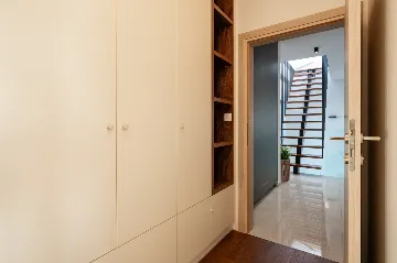 Modern 4-Bedroom Villa with Pool in Okrug Gornji