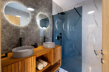 Modern 4-Bedroom Villa with Pool in Okrug Gornji