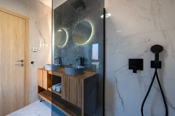 Modern 4-Bedroom Villa with Pool in Okrug Gornji