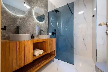 Modern 4-Bedroom Villa with Pool in Okrug Gornji