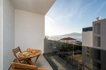 Modern 4-Bedroom Villa with Pool in Okrug Gornji