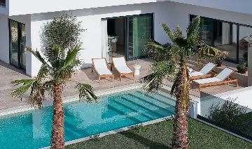 Modern 4-Bedroom Villa with Pool in Okrug Gornji