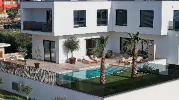 Modern 4-Bedroom Villa with Pool in Okrug Gornji