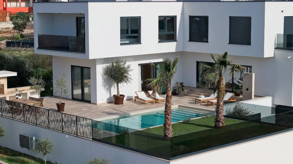 Modern 4-Bedroom Villa with Pool in Okrug Gornji