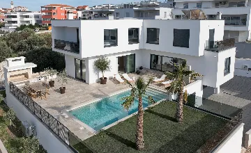 Modern 4-Bedroom Villa with Pool in Okrug Gornji