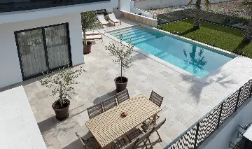 Modern 4-Bedroom Villa with Pool in Okrug Gornji