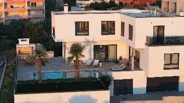 Modern 4-Bedroom Villa with Pool in Okrug Gornji