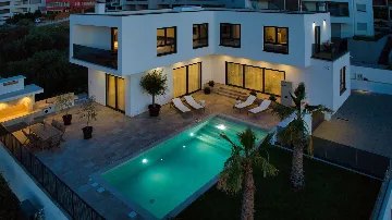 Modern 4-Bedroom Villa with Pool in Okrug Gornji