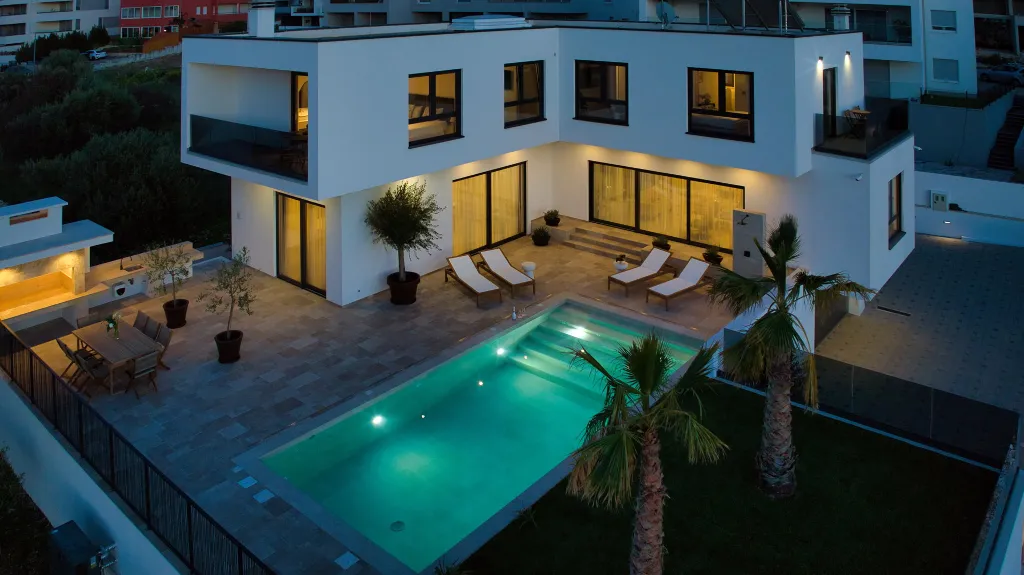 Modern 4-Bedroom Villa with Pool in Okrug Gornji