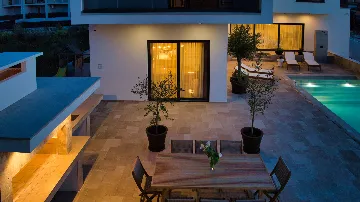 Modern 4-Bedroom Villa with Pool in Okrug Gornji