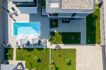 Contemporary Villa Retreat with Pool near Nin