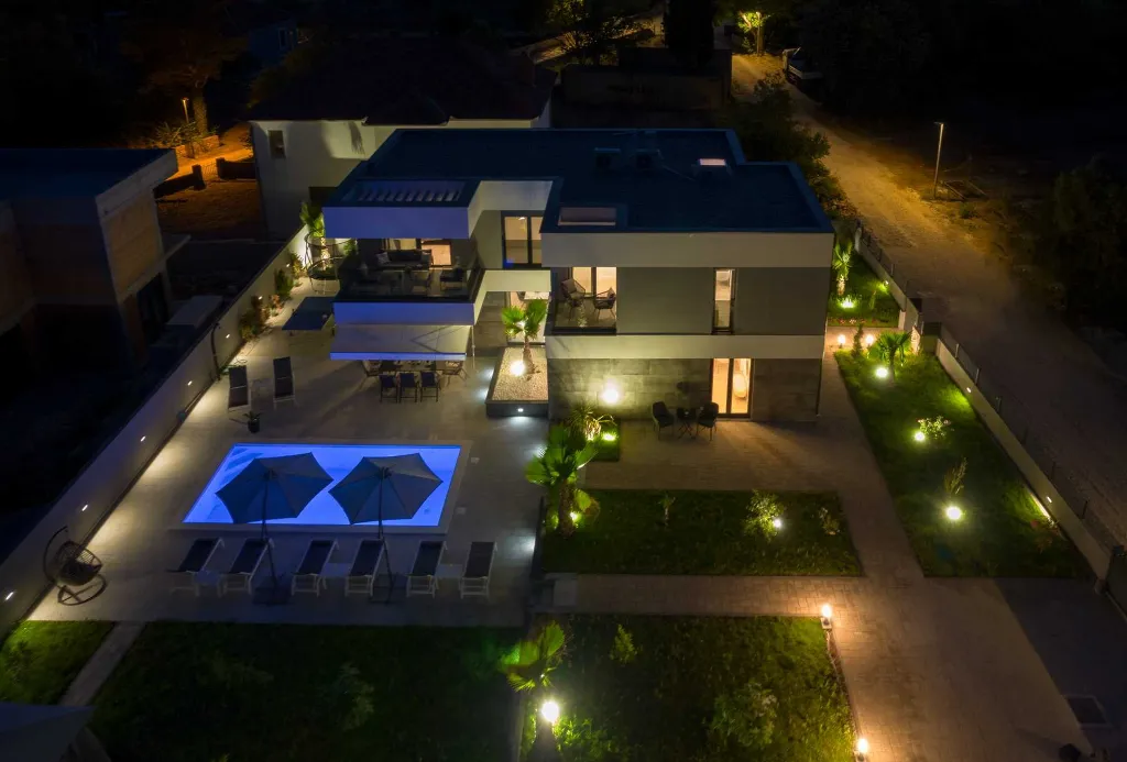 Contemporary Villa Retreat with Pool near Nin